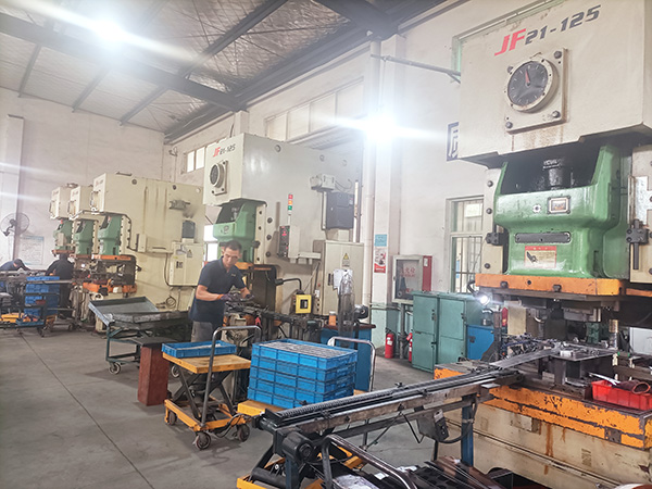 ພະນັກງານໃຫມ່ໃນຂະບວນການ stamping ໄດ້ຮັບການຝຶກອົບຮົມທັກສະຄວາມປອດໄພ